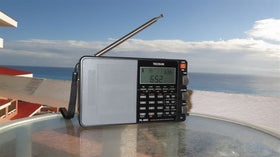 TECSUN PL880 display backlight enables easy tuning in low light.