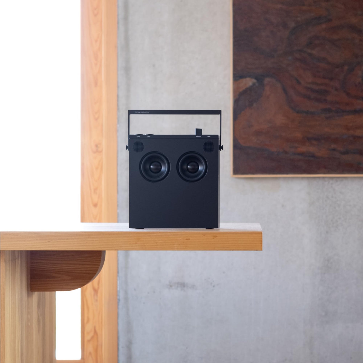 OB-4 battery life concept highlighting up to 72 hours of playback.