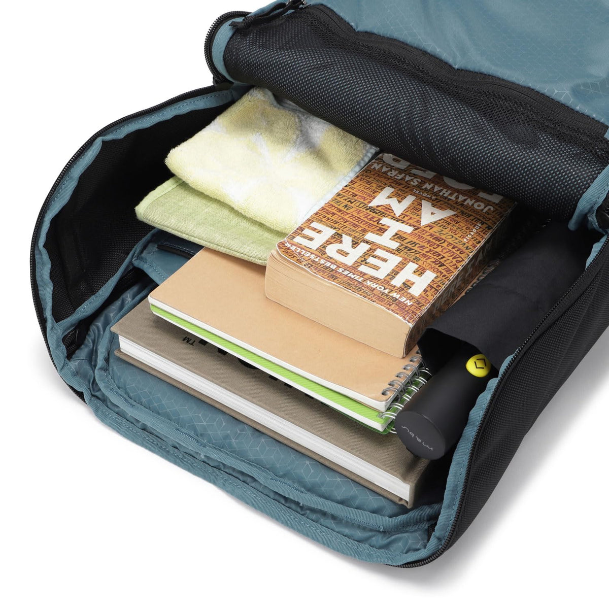 Thule Accent Backpack wide U-opening enabling easy packing.