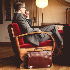 Time Resistance briefcase interior organized with panels, ideal for documents and daily essentials.