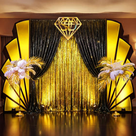 Tingjoo roaring 20s backdrop in black and gold for elegant event photos.