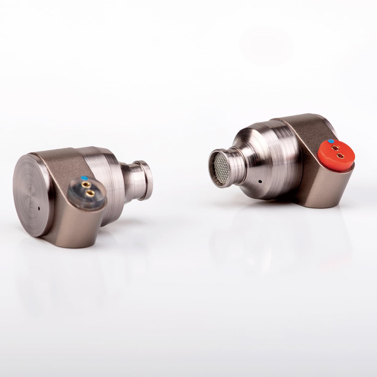 TINHIFI 0.78mm 2-pin silver-plated cable connector detail showing upgradeable convenience