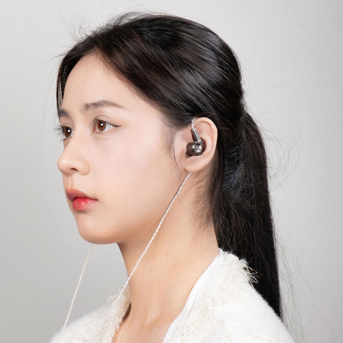 TINHIFI T2 MKIII detachable cable attached to earphones showing replaceable convenience