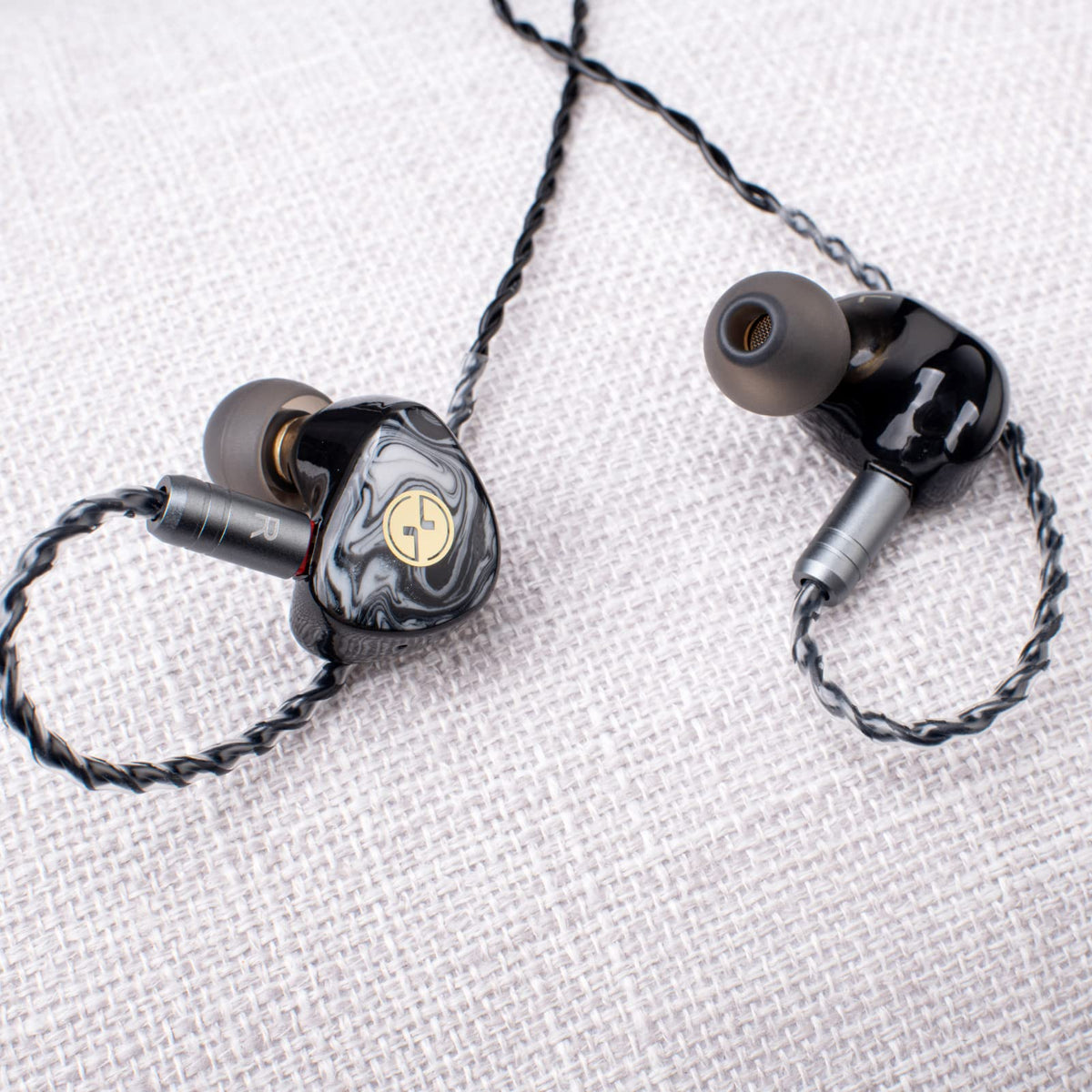 TINHIFI T3 Plus OFC copper 2-pin cable with Kevlar insulation closeup emphasizes durability