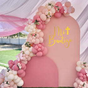 Tintisfafa decal on mirror creates a wall-friendly backdrop.