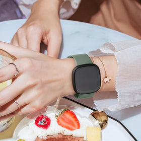 Tobfit band installation closeup demonstrates one-handed buckle use