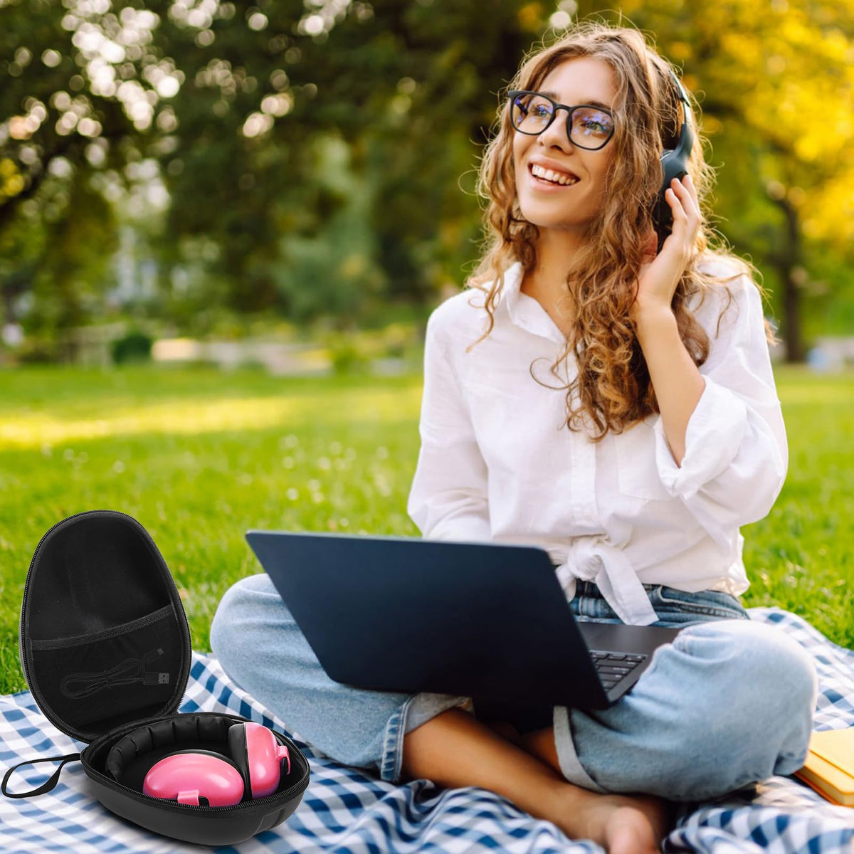 Tosnail travel-friendly zipper closure makes packing quick and secure.