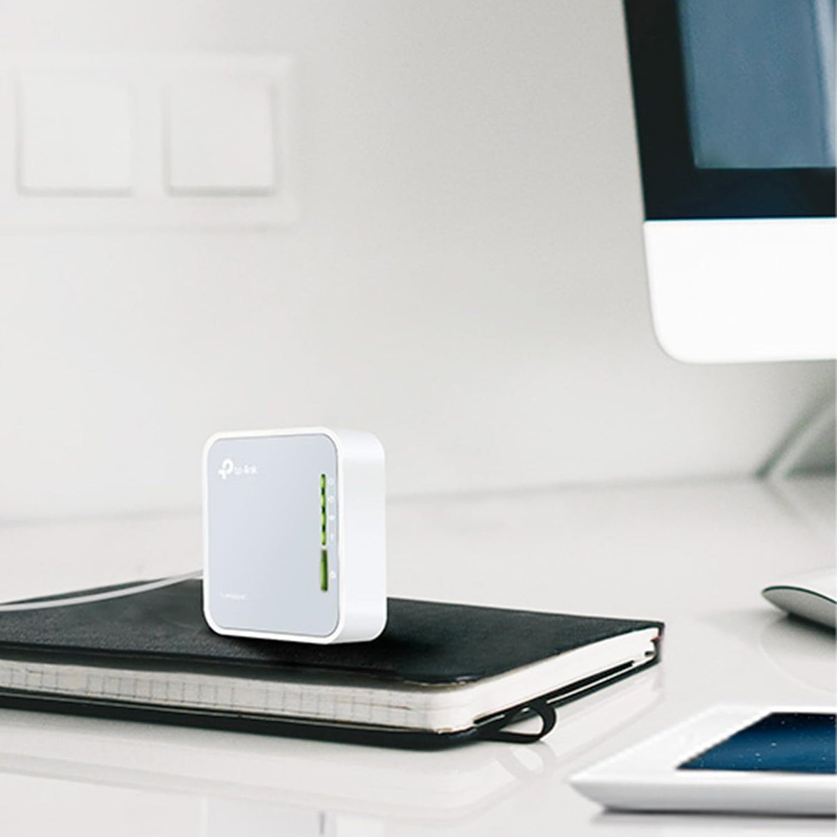 TP-Link TL-WR902AC close-up of ports and mode switch highlighting flexible operating modes benefit