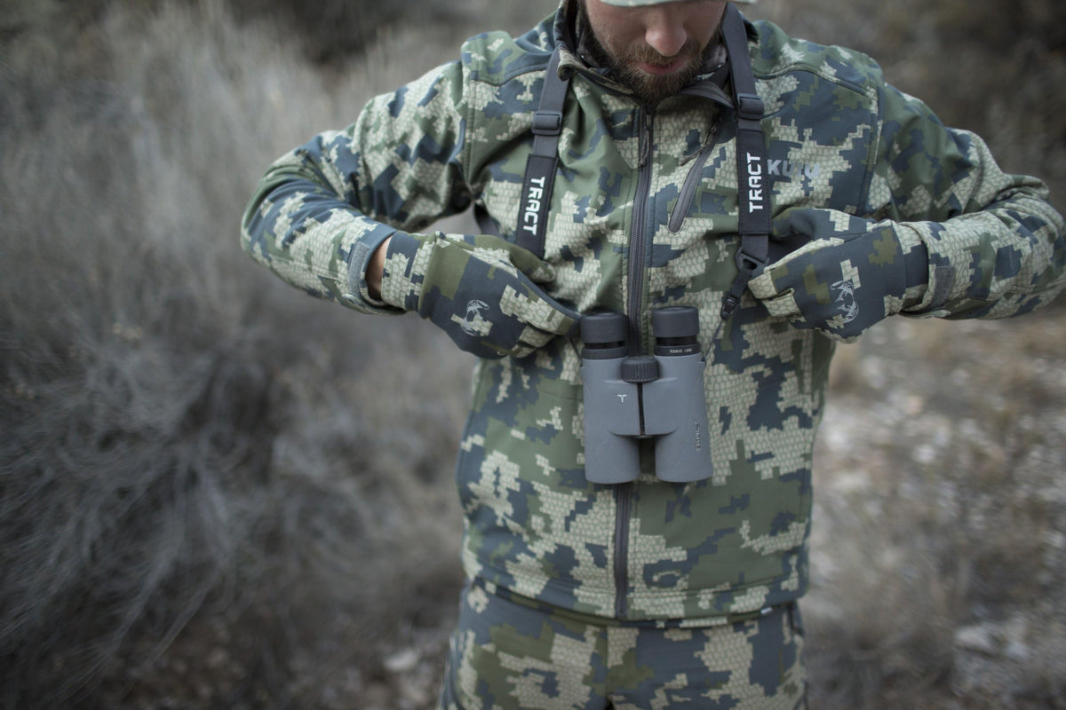 TRACT TORIC 8x42 ergonomic eye relief reduces blackout with glasses.