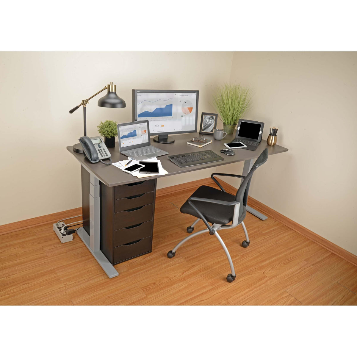 TRIPP LITE Isobar8 Ultra flat plug fits tight wall and furniture gaps.