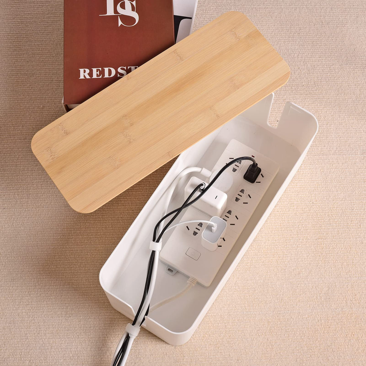 TuweChen open-top interior allows quick access to cords and adapters.