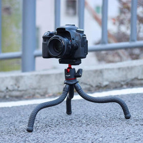 ULANZI compact design is travel-friendly for quick setups.