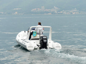Uniden UM435BK IPX8 submersible design withstands splashes