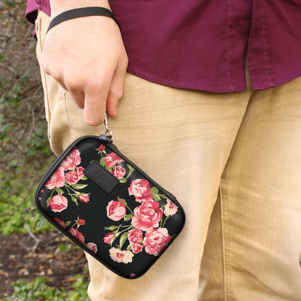 USA Gear Floral spacious interior fitting hotspot and accessories neatly