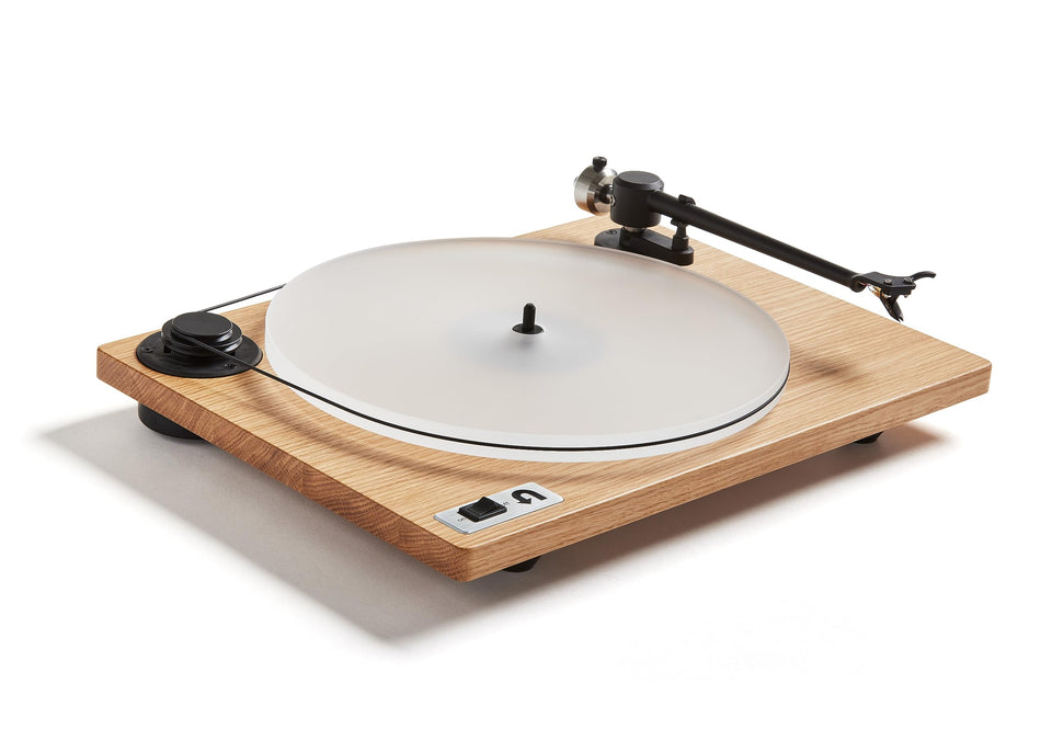 U-Turn Audio Orbit Plus Gen 2 Oak front view showing a stable oak plinth for quiet playback.