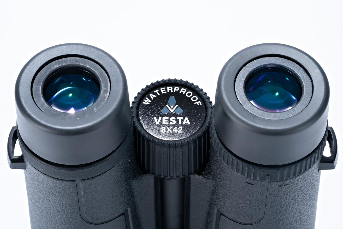 Waterproof and fogproof seals keep Vesta 8420 performance steady in varying conditions.