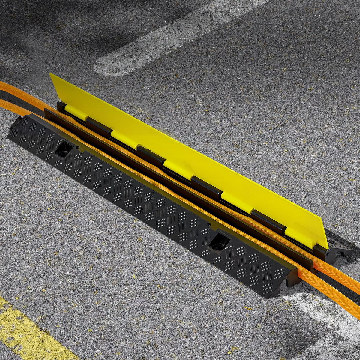 VEVOR Flip-top design enables quick access to cables during setup.