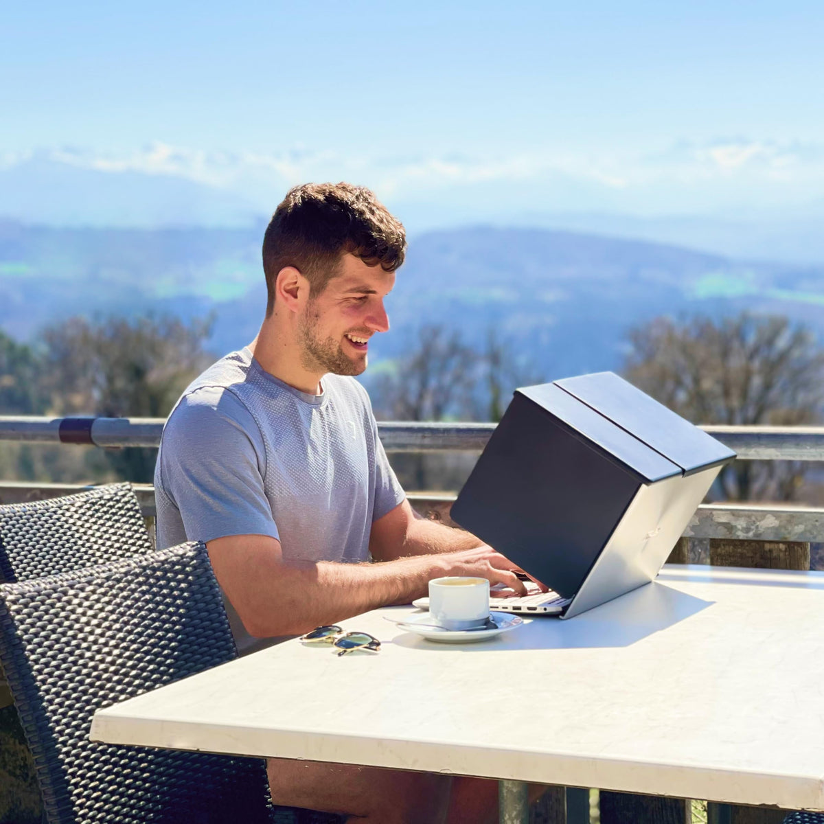 The Outdoor Workplace VIZOR with mesh bag and microfiber cloth for complete kit benefit