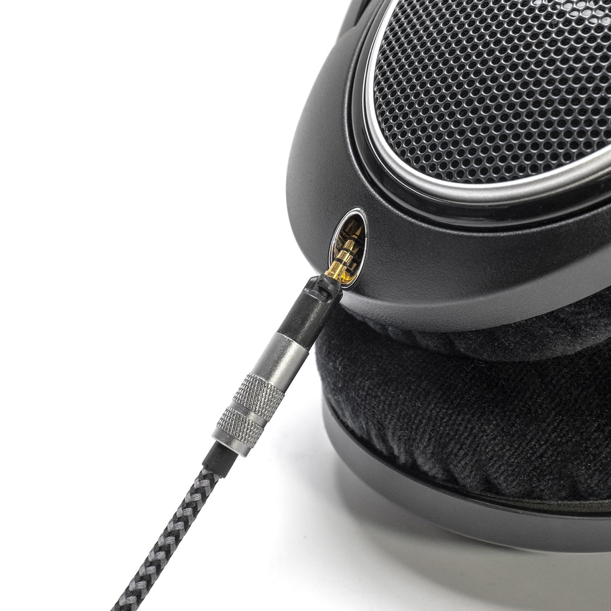 Voarmaks HD560S with 24k gold-plated connector ensures reliable connections