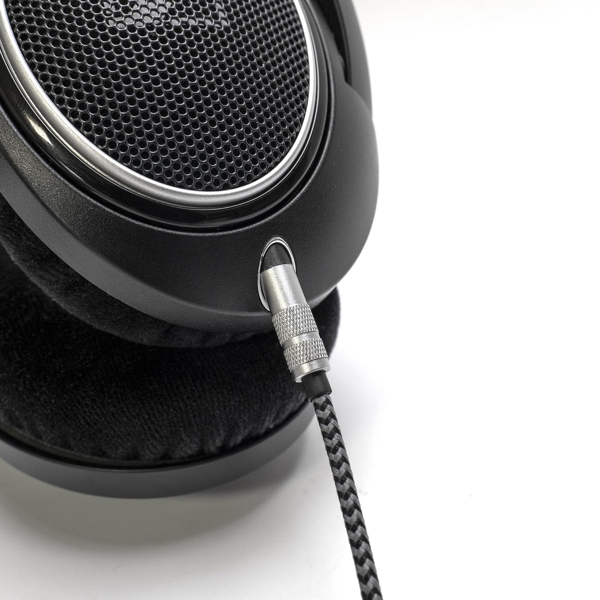 Voarmaks HD560S cable length of 2m offers comfortable room to move