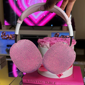Soft TPU material cushions AirPods Max and guards against bumps.