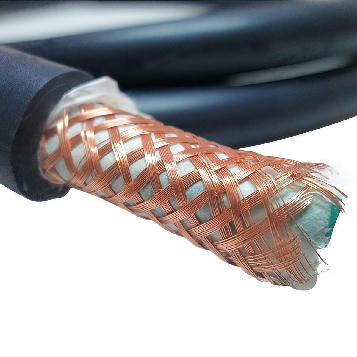 WAudio cable connected to an amplifier showing stable power delivery to HiFi gear
