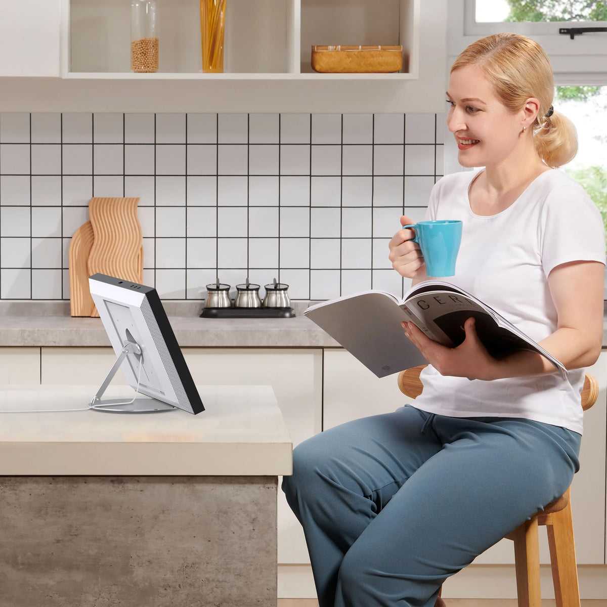 WAWXH1314 tilt-and-rotate design offers comfortable viewing angles.