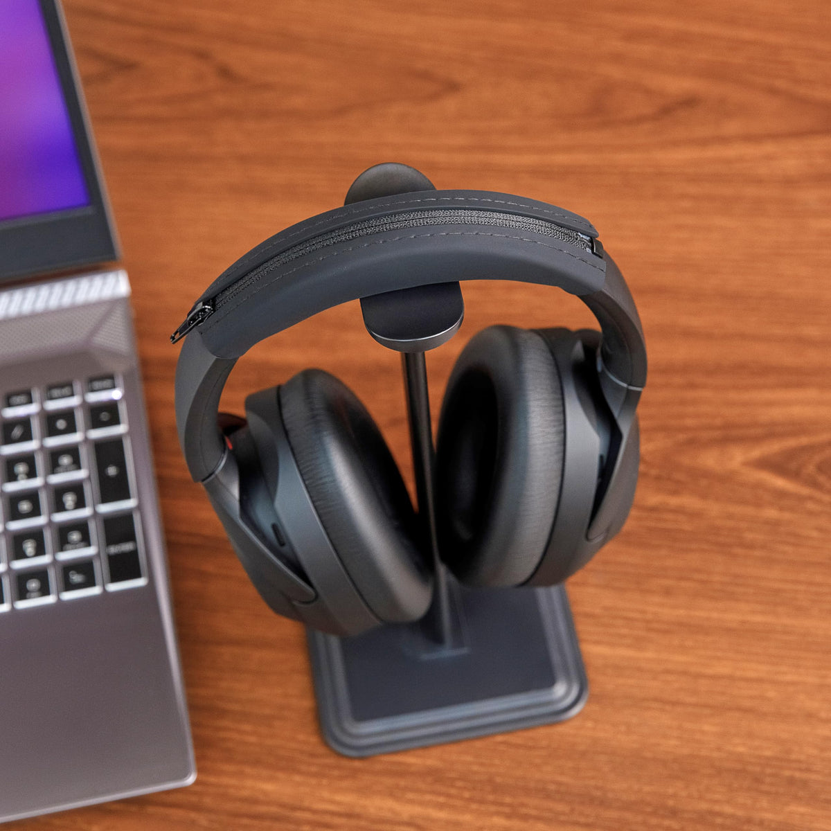 WC BandZ XM3/XM4 side view highlights slim profile and comfortable wear.