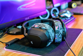 WC FreeZe HS80 ear pads inside the earcup reducing contact