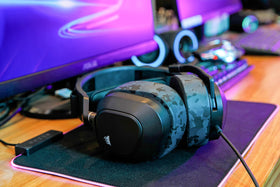 WC FreeZe HS80 earpads top layer gel close-up highlights cooling layers.