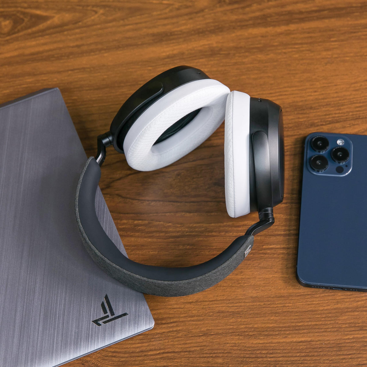 WC FreeZe Momentum 4 memory foam core adapts to ear shape