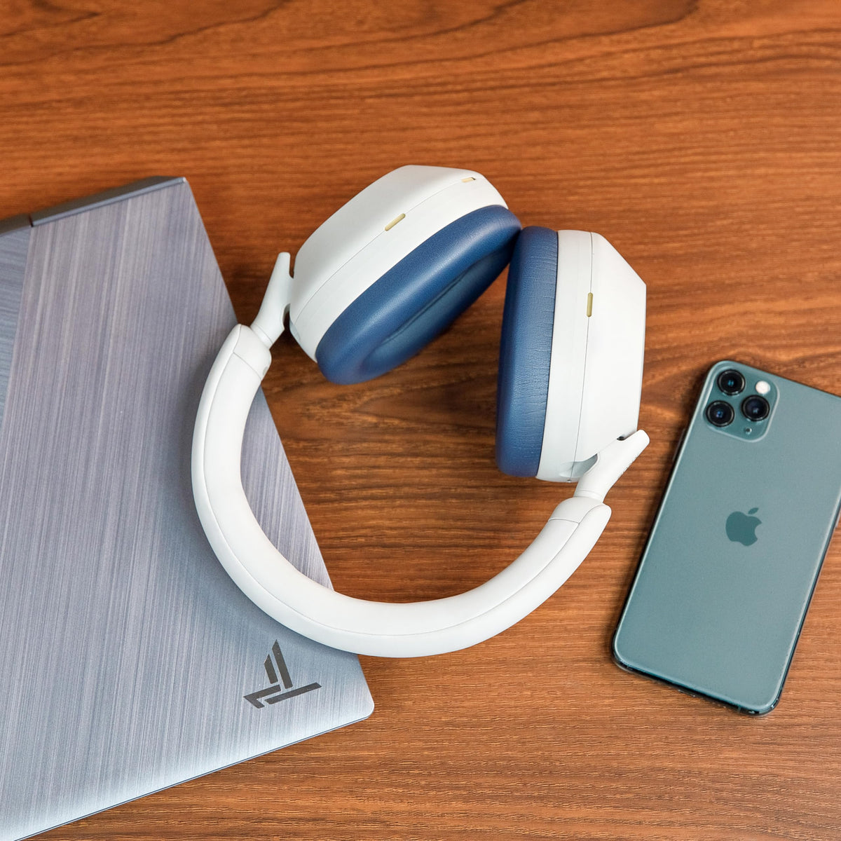 WC PadZ XM5 soft PU leather blue cushions deliver premium feel and durability.