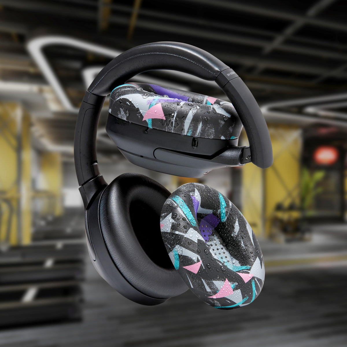 WC SweatZ XM4 90's black color complements headphones aesthetics.
