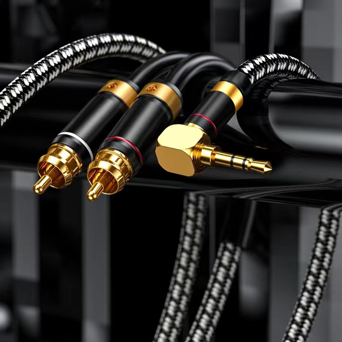 Wekuant Audiophile RCA Cable uses gold-plated RCA connectors to help minimize interference.