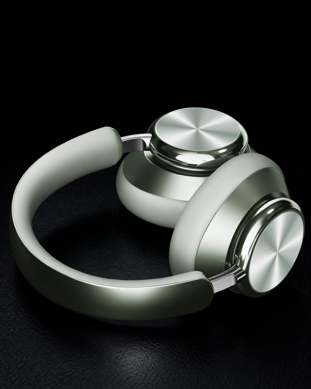 Wentronic Y03 worn by commuter demonstrating ANC benefit in transit