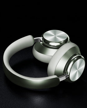 Wentronic Y03 worn by commuter demonstrating ANC benefit in transit