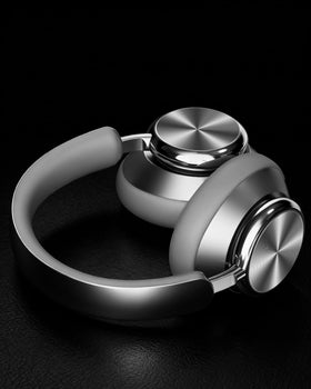 Wentronic Y03 worn on commuter showing noise reduction benefit during travel