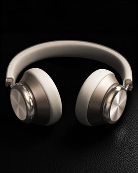 Wentronic Y03 starlight in use commute scene showing ANC reduces background noise