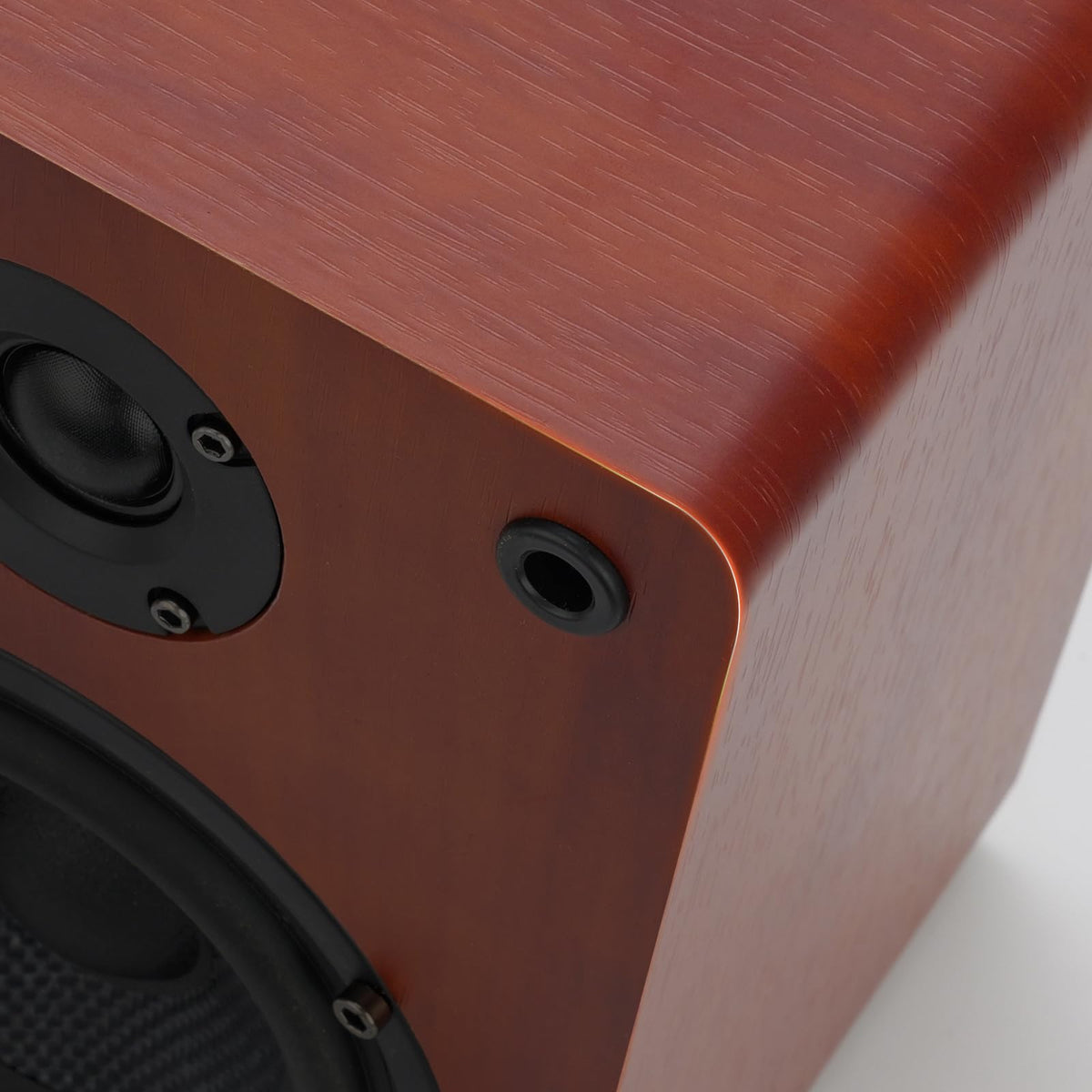 WMQ vinyl setup with 40W2 speakers for warm, detailed playback