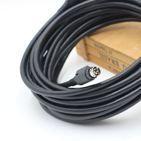 Wood Thrush 4-pin male connectors provide secure, stable interconnection for clear signal.