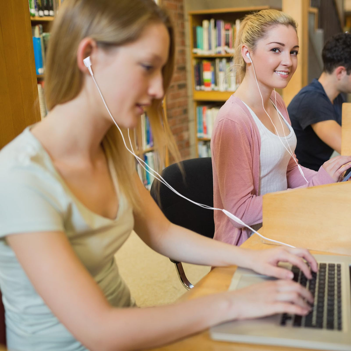 Xinnun 4 ft cable provides ample reach for desks and travel.