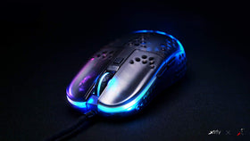 Xtrfy MZ1 gamer hand-on use showing comfortable grip during play