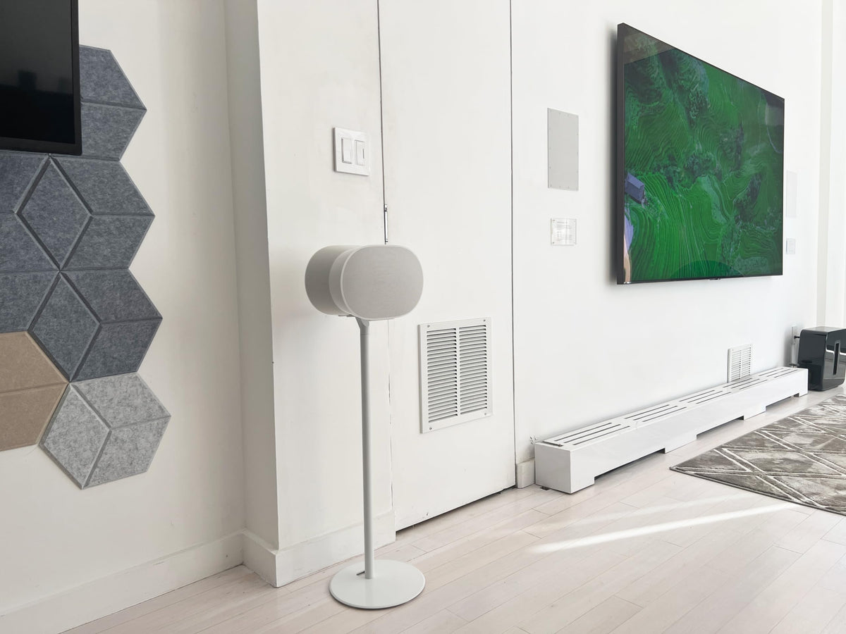 ynVISION.DESIGN sturdy base with rubber feet provides stable support on varied floors
