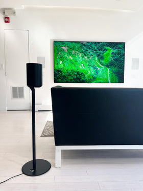 ynVISION.DESIGN rubber-feet base for stability, secure placement even at higher volumes