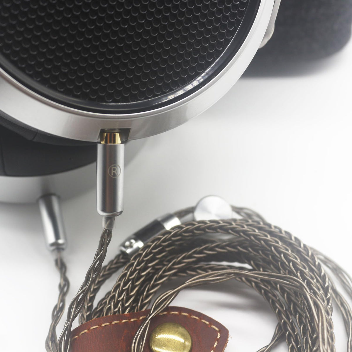 Youkamoo dual 3.5mm plugs assembly showing secure HE4XX connection