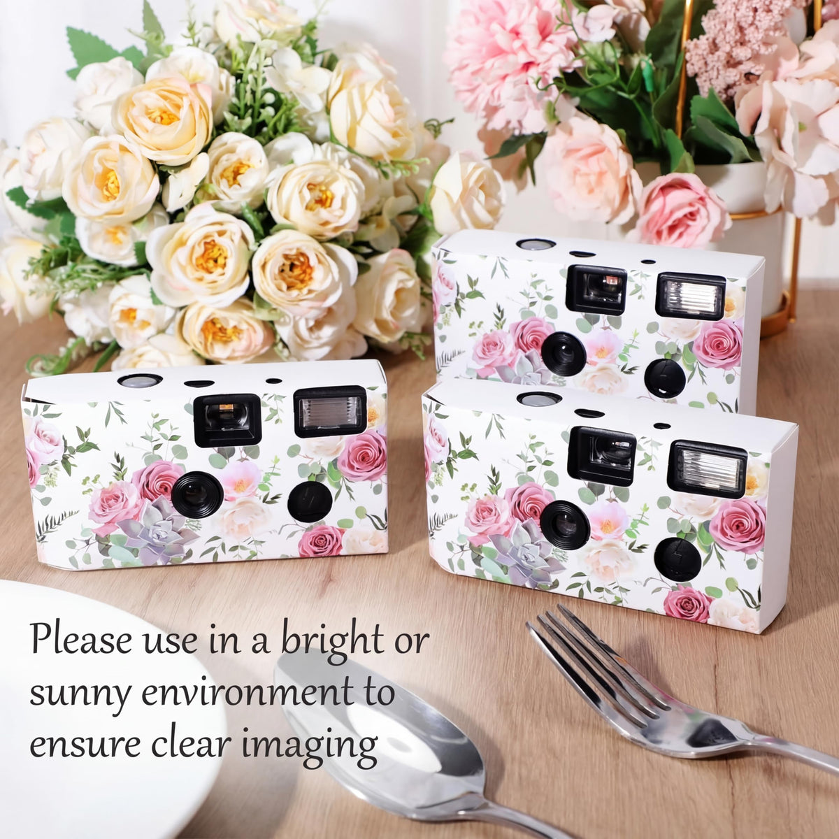 Zhengmy disposable camera built-in flash lights up guests in dim venues.
