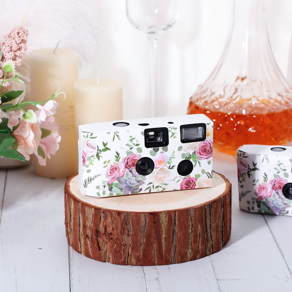 Zhengmy plastic-case camera stays sturdy during outdoor weddings.