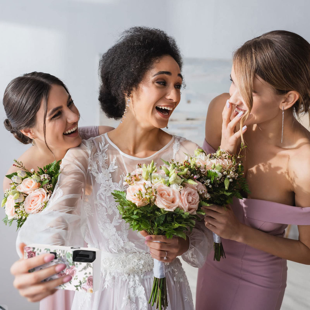 Zhengmy rose-themed wedding collection adds romantic ambience.
