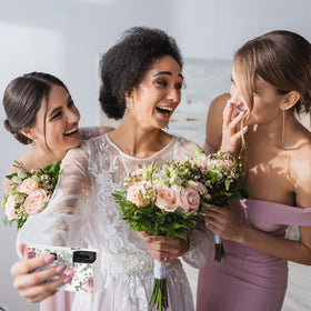 Zhengmy rose-themed wedding collection adds romantic ambience.