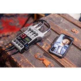Zoom BTA-2 dual connectors enable quick plug-and-play setup.